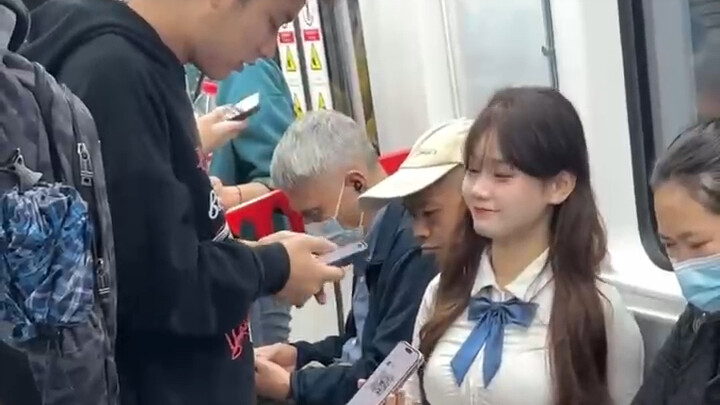 Let's start adding each other on WeChat on the subway!