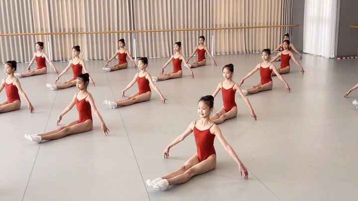 Sinh viên múa thi giữa kỳ 3