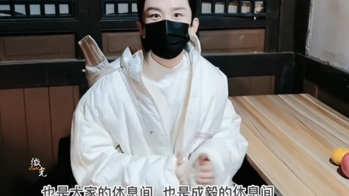 Thành Nghị không dùng xe sang hay nhà di động; anh lái chiếc xe đã dùng nhiều năm, mặc quần áo từ và