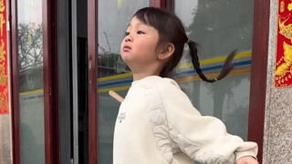 Cô bé năm tuổi đến từ Yingge, Chaoshan, vô cùng tự tin và nhảy múa ngay khi cô bé nói, thể hiện tầm 