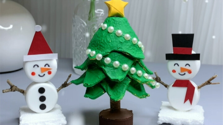 Don’t throw away empty egg cartons—turn them into cute mini Christmas trees! It’s easy and looks gre