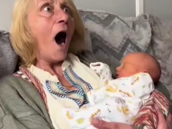 Ketika Kakek dan Nenek Tiba-Tiba Tahu Cucu Mereka Kembar!