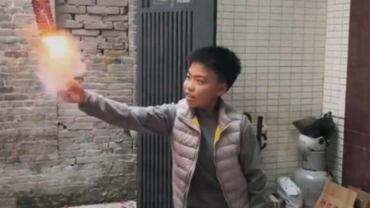 Who is faster? The sound of firecrackers is worth a fortune.