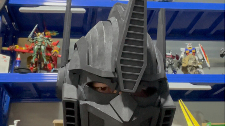 ฉันกำลังจะสร้าง Optimus Prime เวอร์ชันสวมใส่ได้... น่าเสียดายที่รูปร่างของเวอร์ชันอนิเมะไม่สามารถฟื้