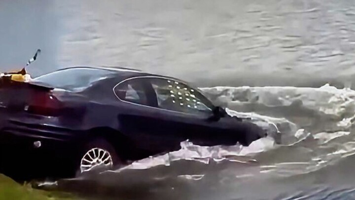 Apa? Ternyata kalau mobil jatuh ke air, sulit sekali membuka pintu!