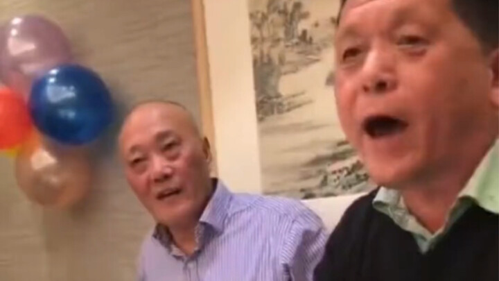 吃饭时遇到高手，大叔表演茶水变色！