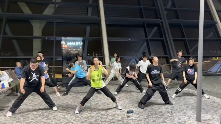 สนามบินผู่ตงกับเหล่าวานรที่อยากไปเต้นที่วูโดะคัง