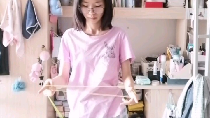 Đằng nào cũng chẳng có ai xem series nữ sinh chơi yoyo (trong phòng ký túc xá không có ai) đâu