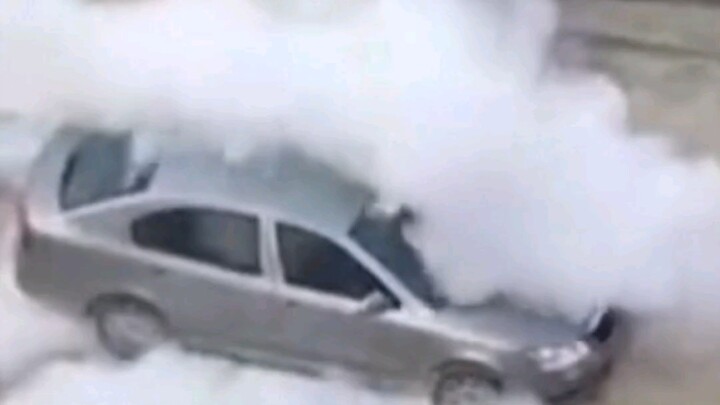 Xin lỗi vì tôi đã không tử tế mà bật cười trước khoảnh khắc trớ trêu khi xe bồn chở xi măng rời đang