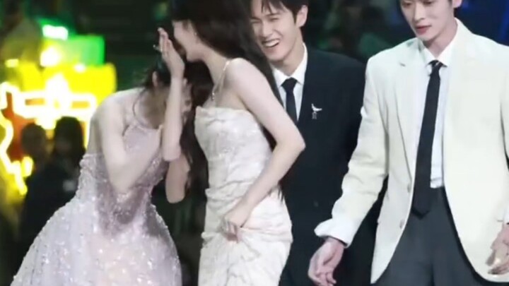 ถึงจะเป็นอย่างนั้น แต่การหกล้มครั้งนี้ของเมิ่งจื่ออี้ก็ทำให้พวกเธอทุกคนบนเวทีดูมีความเป็นกลุ่มก้อนมา