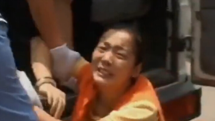 Năm 2009, nữ tử tù bị tuyên án tử hình; nỗi sợ hãi khiến cô gào khóc thảm thiết, quỳ xuống van xin t