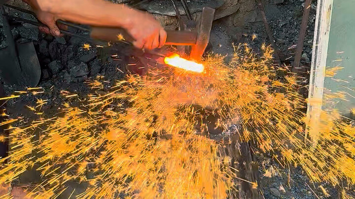 Today, Master Yu made a steel-clad Western chef’s knife for a friend from Zhejiang. It is super shar