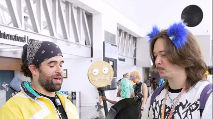 Comic Con Interview: Asking Passersby to Guess the Anime Based on Emojis!
