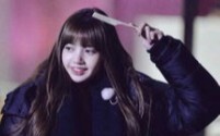 [Fanmade] Không ai động vào tóc mái của Lisa được ngoài Jennie
