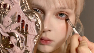 الجميلة فيالنسي التي تتقن جدًا وضع مكياج تيك توك على يانغ دو، مع شرح طريقة التطبيق