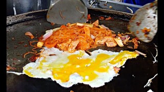 OYSTER OMELETTE and PAD THAI STIR-FRIED RICE NOODLE (パッタイ) Thailand street food