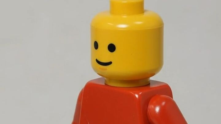 Plastic_minifigure_transforming