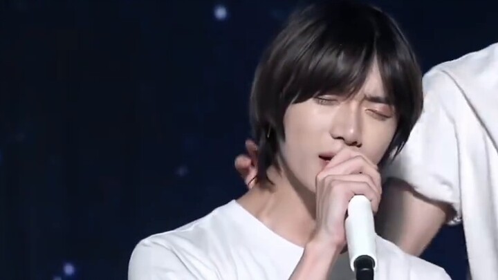 “Tại sao khi khóc bạn lại xinh đẹp thế?”