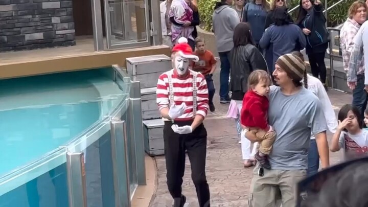 Người đàn ông giả vờ ném con đi, xem phản ứng của chú hề như thế nào