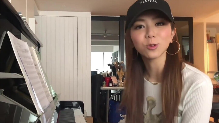 G.E.M: เหมือนช่วงนี้จะมีเพลงที่อยู่ๆ ก็ดังขึ้นมา? งั้นเล่นให้พวกคุณฟังนะ