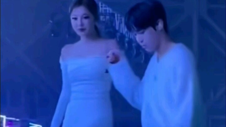 ในใจของ หนิงอี้จั๋ว: ให้ตายสิ ตกลงจะจับมือเขาดีไหมนะ