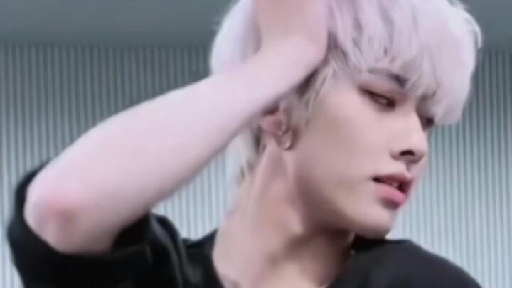 ins百万播放 tiktok热度持续攀升 眼下泪痣出现 这次喷了香水 狐狸ri 单人foc