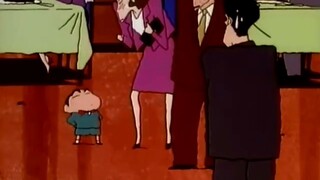 "Crayon Shin-Chan" terlihat seperti Shin-chan mengenakan pakaian yang berbeda-beda, setiap pakaian t