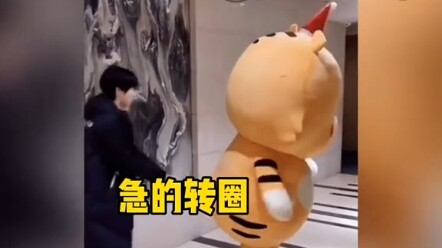 Xiao Zhang Zhang dalam kostum boneka saking kesal sampai menghentak-hentakkan kaki, imut banget!