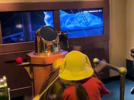 谢天谢地，总算没有撞到冰山