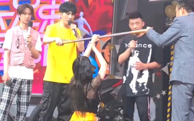 【เฉิงเสี่ยว】คลิปเบื้องหลังไม่เคยออกอากาศของรายการ Tian Tian Xiang Shang: เฉิงเสี่ยวหมุนแขน 720 องศา 