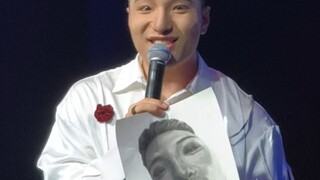 正在认真欣赏我的素描的田一名老师☺️