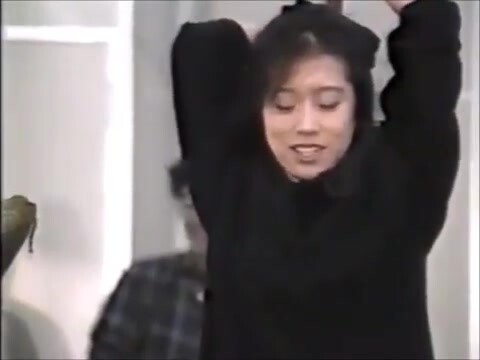 Nakamori Akina bắt chước Lý Tiểu Long tập luyện