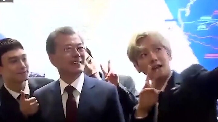 [EXO] Vote for EXO. How much does South Korean President Moon Jae-in like EXO?