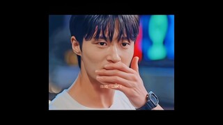 He know how to avoid awkward situations #lovelyrunner #kimhyeyoon #byeonwooseok #sa_like