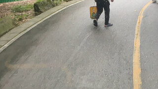 第一次来贵州黄果树旅游长见识了，堵路哥也不知道怎么想的，带着一家人还有小孩堵摆渡车