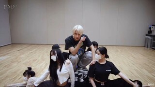 ตอนเริ่มต้นนั่งยองๆ อยู่บนเท้าของพี่สาวแดนซ์เซอร์สาวสวย แมวน้อยนี่เป็นแมวจริงๆ ใช่ไหม