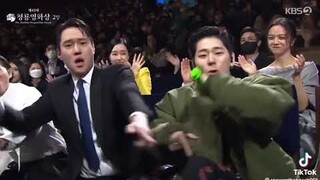 GO KYUNG PYO quẩy còn sung hơn chính chủ ZICO 🤣🤣 #bluedragonfilmawards