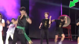 于适跳操(蛇舞) 他很卖力 我笑得好大声