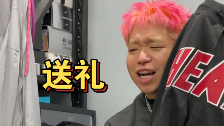 A handsome 200‑kilogram guy told Kerry Tu, “Take your new shoes and new pants and get lost.”