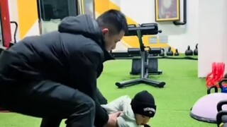 没有一口奶是白喝的！16个月宝宝硬拉杠铃，标准臀腿发力