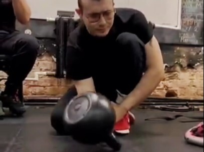 Latihan kettlebell kekuatan pergelangan tangan Dosa Kesombongan Maxim