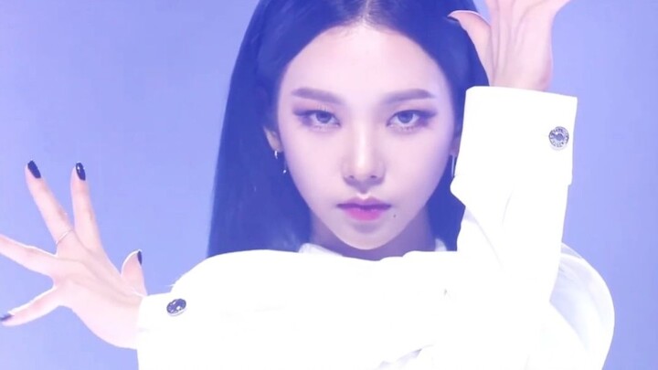 Liu Zhimin + Hwang Yeji + Hwang Hyunjin + Choi Yenjoon + Jung Yurim + Lee Heeseung – Panggung Pembuk