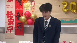 男高中生竟然在班里新年联欢上表演姐姐真漂亮
