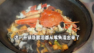 I never thought in my life I'd come across a big iron pot from Northeast China while enjoying spicy 