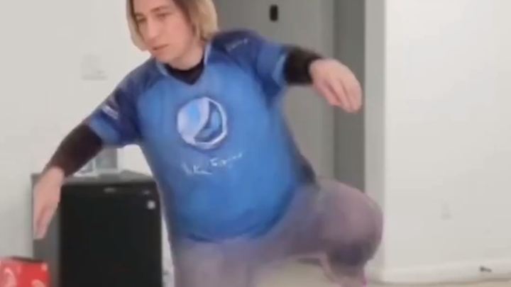 ما حدا بيعرف ليش بتحبّش هالفيديو هيك! كل ما يُنشر بيشتّي عليه، وده السبب الوحيد اللي بيدفع الناس لنش