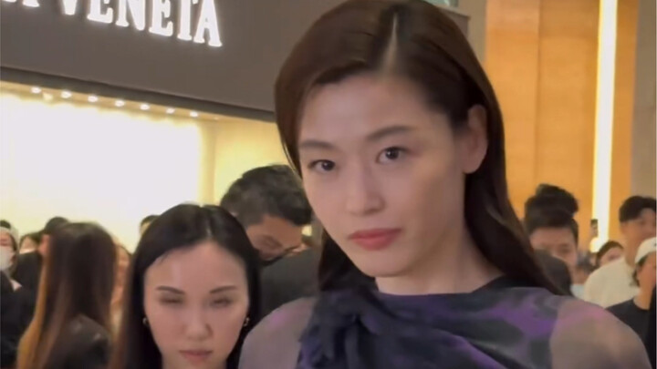 Tạo hình của nữ chính phim Hàn đúng là…