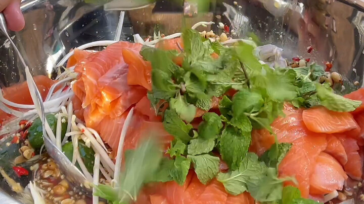 อาหารไทย: สูตรเทพกินแซลมอน ยำแซลมอนสไตล์ไทยรสเปรี้ยวเผ็ด