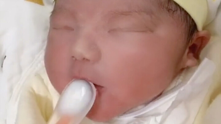 The first meal fed to the baby two hours after birth, activation successful, start charging!