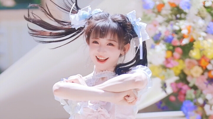 Kenakan rok mini kesayanganmu dan menyelinap ke taman untuk berdansa!