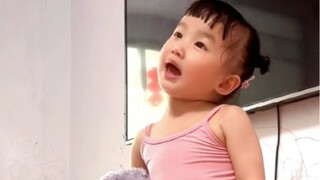 真的好喜欢这个视频  忍不住再分享一遍。小露妍两岁半的时候～